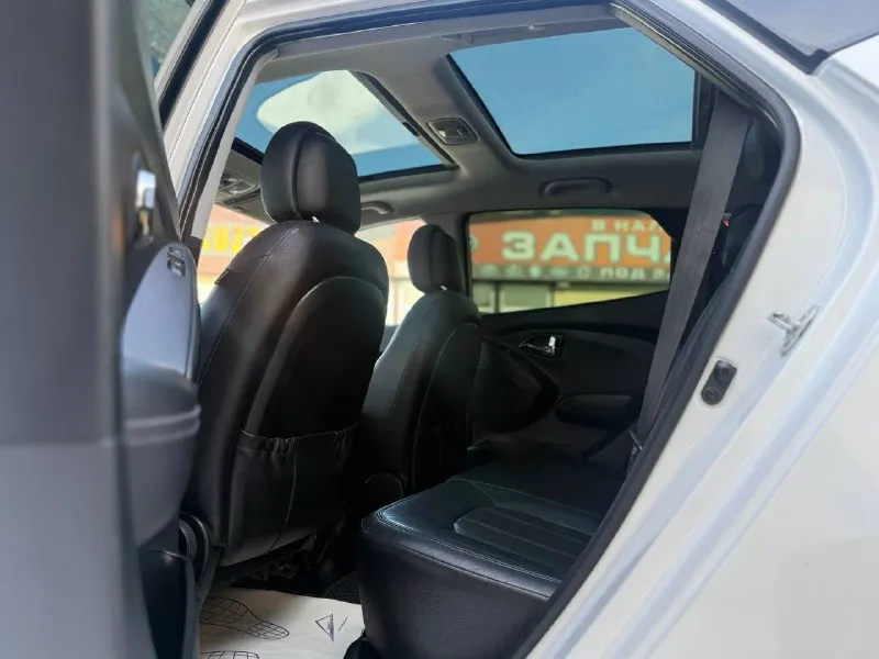 🚗 hyundai ix35 г( 2013 рестайлинг ) цена 1450000 кпп автомат пробег 150 птс оригинал без дтп самая максимальная комплектация панорамная крыша противоугонная система сигнализация без ключевой доступ помощь при вождении: круиз-контроль парктроник задний и передний камера заднего вида и переднего (система автоматической парковки ) система помощи при старте в гору датчик света датчик дождя электростеклоподъемники передние и задние электропривод зеркал охлаждаемый перчаточный ящик подогрев сидений водителя и пассажира обогрев зеркал обогрев заднего стекла обогрев зоны стеклоочистителей мультимедиа и навигация: навигационная система сабвуфер infinity bluetooth aux 6 колонок авто в идеале все вопросы по телефону: +7(949)4737372 (+79081827373 телеграмм ) цена: 1450000 ₽ 📲 tg: андрей 📞 🇷🇺 звоните: +79494737372 авторынок днр донецк - фотография - 8