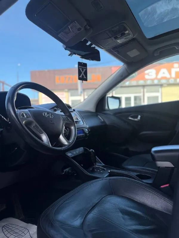 🚗 hyundai ix35 г( 2013 рестайлинг ) цена 1450000 кпп автомат пробег 150 птс оригинал без дтп самая максимальная комплектация панорамная крыша противоугонная система сигнализация без ключевой доступ помощь при вождении: круиз-контроль парктроник задний и передний камера заднего вида и переднего (система автоматической парковки ) система помощи при старте в гору датчик света датчик дождя электростеклоподъемники передние и задние электропривод зеркал охлаждаемый перчаточный ящик подогрев сидений водителя и пассажира обогрев зеркал обогрев заднего стекла обогрев зоны стеклоочистителей мультимедиа и навигация: навигационная система сабвуфер infinity bluetooth aux 6 колонок авто в идеале все вопросы по телефону: +7(949)4737372 (+79081827373 телеграмм ) цена: 1450000 ₽ 📲 tg: андрей 📞 🇷🇺 звоните: +79494737372 авторынок днр донецк - фотография - 9