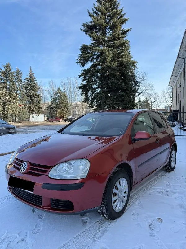 Продам 🇩🇪 volkswagen golf 5 🇩🇪❗️автомат❗️ 2006 года выпуска. двигатель: 1.6 газ/бензин. коробка: автомат (aisin) 6-ти ступка автомобиль в хорошем состоянии, по технической части делать ничего не нужно. двигатель 1.6 масло от замены до замены не расходует ни грамма. коробка автомат !!! работает без пинков, рывков и прочего, не так давно менялось масло. на авто установлен итальянский газ евро 4, буквально месяц назад, балон под таблетку. по кузову: все целое, дно/ пороги, арки, низа дверей, гнили рыжиков нету!!! по салону: чистый опрятный, сиденья целые, не продавлены. новые колодки, перед/зад. комплектация: гур, 4 стеклоподъемника ( все авто), abs, asr, климат контроль двух зонный( заправлен и работает отлично) энлектрозеркала с подогревом, магнитофон android 10.0 с камерой заднего вида, музыка играет очень достойно, при том штатная, датчик света и дождя. грм заменен 30 тыс назад вместе с помпой. безопасность вся на месте, стекла все родные, кроме лобового цена: 645.000 торг +79495137702 осмотр макеевка - фотография - 1