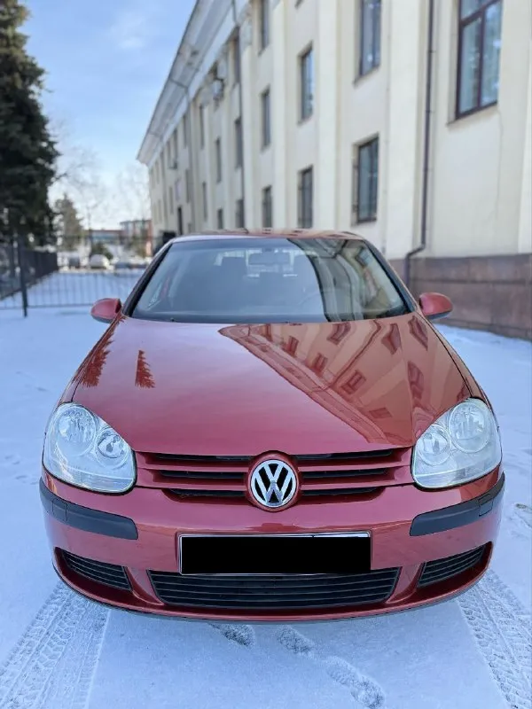 Продам 🇩🇪 volkswagen golf 5 🇩🇪❗️автомат❗️ 2006 года выпуска. двигатель: 1.6 газ/бензин. коробка: автомат (aisin) 6-ти ступка автомобиль в хорошем состоянии, по технической части делать ничего не нужно. двигатель 1.6 масло от замены до замены не расходует ни грамма. коробка автомат !!! работает без пинков, рывков и прочего, не так давно менялось масло. на авто установлен итальянский газ евро 4, буквально месяц назад, балон под таблетку. по кузову: все целое, дно/ пороги, арки, низа дверей, гнили рыжиков нету!!! по салону: чистый опрятный, сиденья целые, не продавлены. новые колодки, перед/зад. комплектация: гур, 4 стеклоподъемника ( все авто), abs, asr, климат контроль двух зонный( заправлен и работает отлично) энлектрозеркала с подогревом, магнитофон android 10.0 с камерой заднего вида, музыка играет очень достойно, при том штатная, датчик света и дождя. грм заменен 30 тыс назад вместе с помпой. безопасность вся на месте, стекла все родные, кроме лобового цена: 645.000 торг +79495137702 осмотр макеевка - фотография - 2