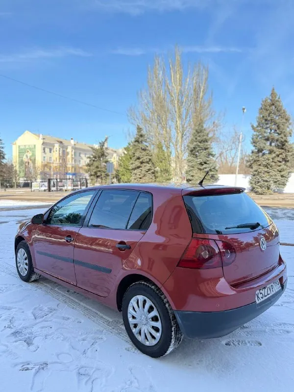 Продам 🇩🇪 volkswagen golf 5 🇩🇪❗️автомат❗️ 2006 года выпуска. двигатель: 1.6 газ/бензин. коробка: автомат (aisin) 6-ти ступка автомобиль в хорошем состоянии, по технической части делать ничего не нужно. двигатель 1.6 масло от замены до замены не расходует ни грамма. коробка автомат !!! работает без пинков, рывков и прочего, не так давно менялось масло. на авто установлен итальянский газ евро 4, буквально месяц назад, балон под таблетку. по кузову: все целое, дно/ пороги, арки, низа дверей, гнили рыжиков нету!!! по салону: чистый опрятный, сиденья целые, не продавлены. новые колодки, перед/зад. комплектация: гур, 4 стеклоподъемника ( все авто), abs, asr, климат контроль двух зонный( заправлен и работает отлично) энлектрозеркала с подогревом, магнитофон android 10.0 с камерой заднего вида, музыка играет очень достойно, при том штатная, датчик света и дождя. грм заменен 30 тыс назад вместе с помпой. безопасность вся на месте, стекла все родные, кроме лобового цена: 645.000 торг +79495137702 осмотр макеевка - фотография - 4