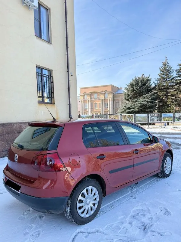 Продам 🇩🇪 volkswagen golf 5 🇩🇪❗️автомат❗️ 2006 года выпуска. двигатель: 1.6 газ/бензин. коробка: автомат (aisin) 6-ти ступка автомобиль в хорошем состоянии, по технической части делать ничего не нужно. двигатель 1.6 масло от замены до замены не расходует ни грамма. коробка автомат !!! работает без пинков, рывков и прочего, не так давно менялось масло. на авто установлен итальянский газ евро 4, буквально месяц назад, балон под таблетку. по кузову: все целое, дно/ пороги, арки, низа дверей, гнили рыжиков нету!!! по салону: чистый опрятный, сиденья целые, не продавлены. новые колодки, перед/зад. комплектация: гур, 4 стеклоподъемника ( все авто), abs, asr, климат контроль двух зонный( заправлен и работает отлично) энлектрозеркала с подогревом, магнитофон android 10.0 с камерой заднего вида, музыка играет очень достойно, при том штатная, датчик света и дождя. грм заменен 30 тыс назад вместе с помпой. безопасность вся на месте, стекла все родные, кроме лобового цена: 645.000 торг +79495137702 осмотр макеевка - фотография - 5