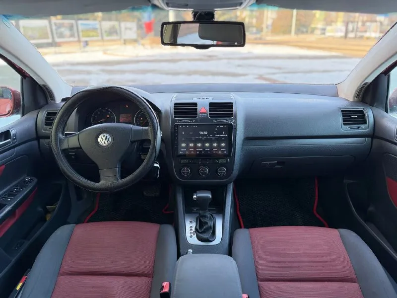 Продам 🇩🇪 volkswagen golf 5 🇩🇪❗️автомат❗️ 2006 года выпуска. двигатель: 1.6 газ/бензин. коробка: автомат (aisin) 6-ти ступка автомобиль в хорошем состоянии, по технической части делать ничего не нужно. двигатель 1.6 масло от замены до замены не расходует ни грамма. коробка автомат !!! работает без пинков, рывков и прочего, не так давно менялось масло. на авто установлен итальянский газ евро 4, буквально месяц назад, балон под таблетку. по кузову: все целое, дно/ пороги, арки, низа дверей, гнили рыжиков нету!!! по салону: чистый опрятный, сиденья целые, не продавлены. новые колодки, перед/зад. комплектация: гур, 4 стеклоподъемника ( все авто), abs, asr, климат контроль двух зонный( заправлен и работает отлично) энлектрозеркала с подогревом, магнитофон android 10.0 с камерой заднего вида, музыка играет очень достойно, при том штатная, датчик света и дождя. грм заменен 30 тыс назад вместе с помпой. безопасность вся на месте, стекла все родные, кроме лобового цена: 645.000 торг +79495137702 осмотр макеевка - фотография - 6