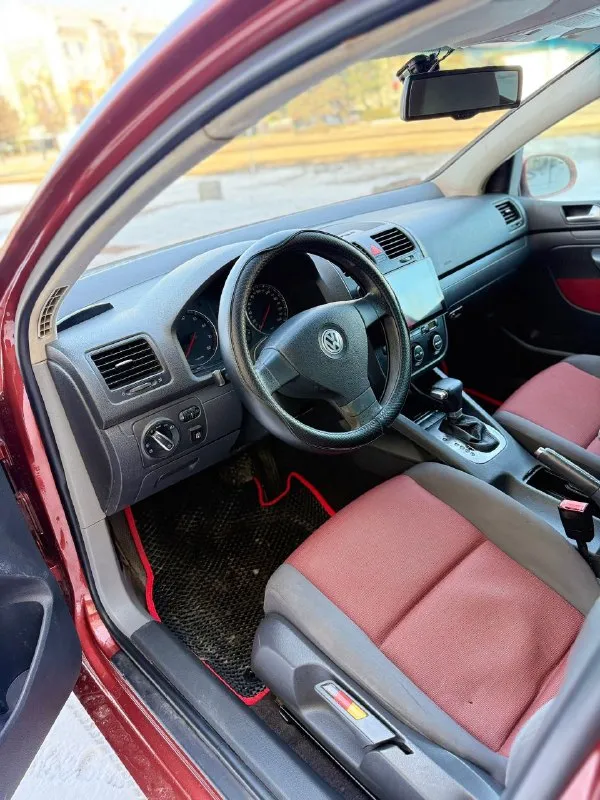 Продам 🇩🇪 volkswagen golf 5 🇩🇪❗️автомат❗️ 2006 года выпуска. двигатель: 1.6 газ/бензин. коробка: автомат (aisin) 6-ти ступка автомобиль в хорошем состоянии, по технической части делать ничего не нужно. двигатель 1.6 масло от замены до замены не расходует ни грамма. коробка автомат !!! работает без пинков, рывков и прочего, не так давно менялось масло. на авто установлен итальянский газ евро 4, буквально месяц назад, балон под таблетку. по кузову: все целое, дно/ пороги, арки, низа дверей, гнили рыжиков нету!!! по салону: чистый опрятный, сиденья целые, не продавлены. новые колодки, перед/зад. комплектация: гур, 4 стеклоподъемника ( все авто), abs, asr, климат контроль двух зонный( заправлен и работает отлично) энлектрозеркала с подогревом, магнитофон android 10.0 с камерой заднего вида, музыка играет очень достойно, при том штатная, датчик света и дождя. грм заменен 30 тыс назад вместе с помпой. безопасность вся на месте, стекла все родные, кроме лобового цена: 645.000 торг +79495137702 осмотр макеевка - фотография - 7