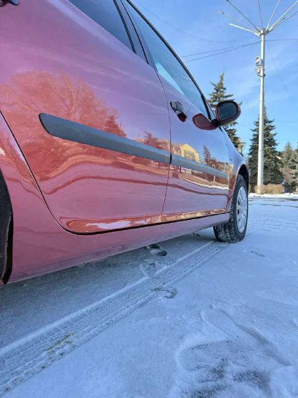 Продам 🇩🇪 volkswagen golf 5 🇩🇪❗️автомат❗️ 2006 года выпуска. двигатель: 1.6 газ/бензин. коробка: автомат (aisin) 6-ти ступка автомобиль в хорошем состоянии, по технической части делать ничего не нужно. двигатель 1.6 масло от замены до замены не расходует ни грамма. коробка автомат !!! работает без пинков, рывков и прочего, не так давно менялось масло. на авто установлен итальянский газ евро 4, буквально месяц назад, балон под таблетку. по кузову: все целое, дно/ пороги, арки, низа дверей, гнили рыжиков нету!!! по салону: чистый опрятный, сиденья целые, не продавлены. новые колодки, перед/зад. комплектация: гур, 4 стеклоподъемника ( все авто), abs, asr, климат контроль двух зонный( заправлен и работает отлично) энлектрозеркала с подогревом, магнитофон android 10.0 с камерой заднего вида, музыка играет очень достойно, при том штатная, датчик света и дождя. грм заменен 30 тыс назад вместе с помпой. безопасность вся на месте, стекла все родные, кроме лобового цена: 645.000 торг +79495137702 осмотр макеевка - фотография - 8