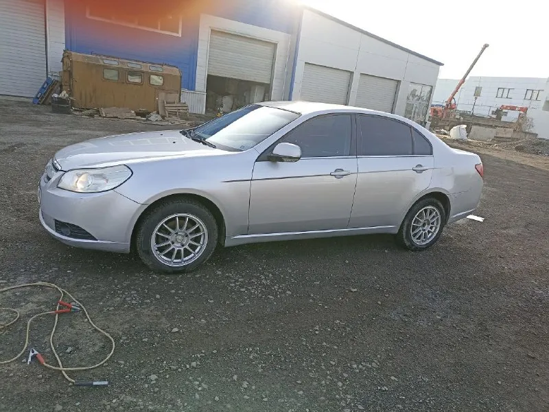 Продаю chevrolet эпика 2007 г в двигатель бензин 2.0 пробег 145к. владею машиной 9 лет машина в хорошем техническом состоянии. кондиционер работает печка греет мотор и коробка работает ровно без нареканий. коробка механика переключается как положено не хрустит не трещит. поменял передние стойки пружины зад и перед тормозные диски вокруг. также масло в моторе и чуть раньше в коробке. замена ремня сцепления и запчастей по ходовке. машина своя следил и ремонтировал вовремя для себя. стекла все родные также вся в родном окрасе. естественные следы эксплуатации имеются. машина бодрая комфортная сел и поехал. на вопросы отвечу +79494097283 +79185944958 телеграмм цена 550 небольшой торг у капота. осмотр снежное 📞 звоните: +7(949)4097283 - фотография - 2