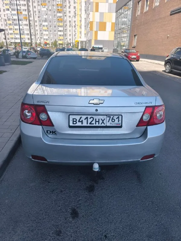 Продаю chevrolet эпика 2007 г в двигатель бензин 2.0 пробег 145к. владею машиной 9 лет машина в хорошем техническом состоянии. кондиционер работает печка греет мотор и коробка работает ровно без нареканий. коробка механика переключается как положено не хрустит не трещит. поменял передние стойки пружины зад и перед тормозные диски вокруг. также масло в моторе и чуть раньше в коробке. замена ремня сцепления и запчастей по ходовке. машина своя следил и ремонтировал вовремя для себя. стекла все родные также вся в родном окрасе. естественные следы эксплуатации имеются. машина бодрая комфортная сел и поехал. на вопросы отвечу +79494097283 +79185944958 телеграмм цена 550 небольшой торг у капота. осмотр снежное 📞 звоните: +7(949)4097283 - фотография - 3