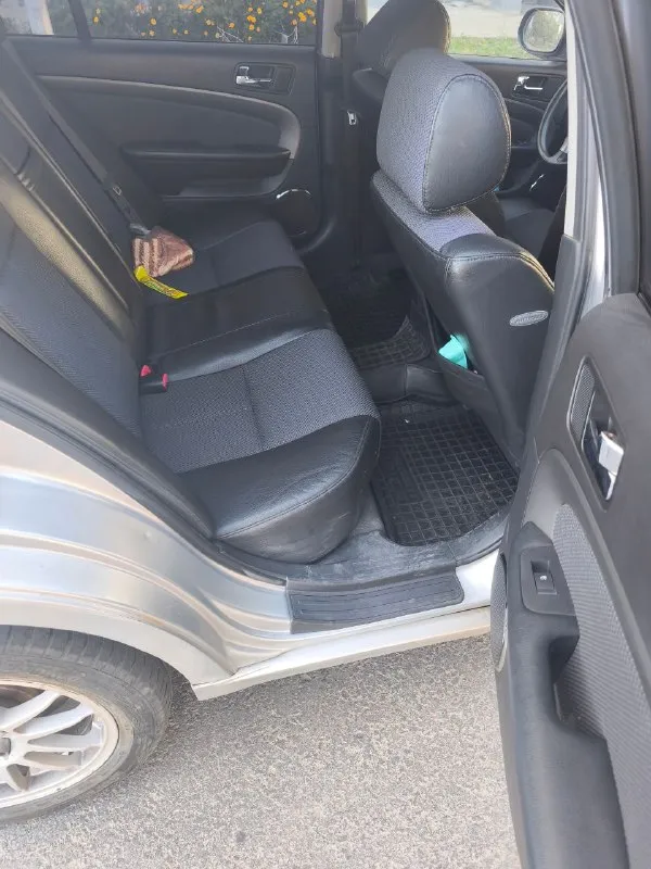 Продаю chevrolet эпика 2007 г в двигатель бензин 2.0 пробег 145к. владею машиной 9 лет машина в хорошем техническом состоянии. кондиционер работает печка греет мотор и коробка работает ровно без нареканий. коробка механика переключается как положено не хрустит не трещит. поменял передние стойки пружины зад и перед тормозные диски вокруг. также масло в моторе и чуть раньше в коробке. замена ремня сцепления и запчастей по ходовке. машина своя следил и ремонтировал вовремя для себя. стекла все родные также вся в родном окрасе. естественные следы эксплуатации имеются. машина бодрая комфортная сел и поехал. на вопросы отвечу +79494097283 +79185944958 телеграмм цена 550 небольшой торг у капота. осмотр снежное 📞 звоните: +7(949)4097283 - фотография - 5