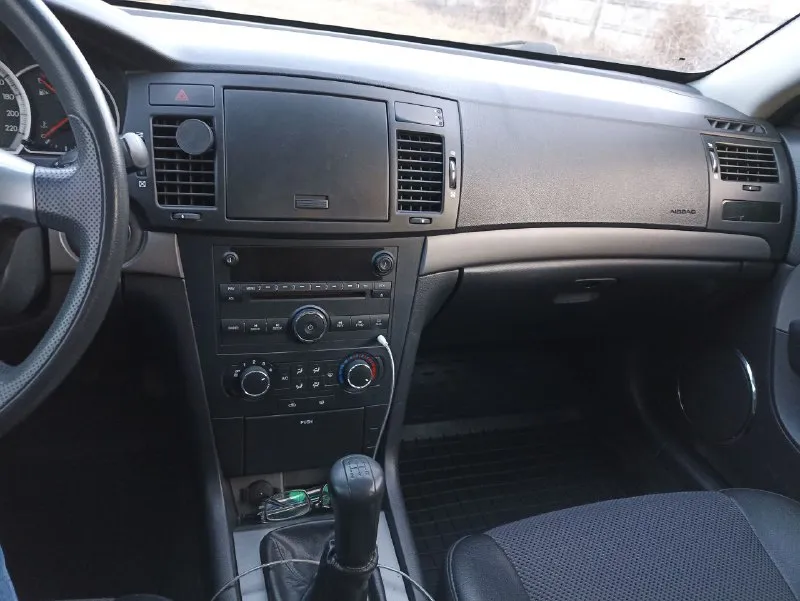 Продаю chevrolet эпика 2007 г в двигатель бензин 2.0 пробег 145к. владею машиной 9 лет машина в хорошем техническом состоянии. кондиционер работает печка греет мотор и коробка работает ровно без нареканий. коробка механика переключается как положено не хрустит не трещит. поменял передние стойки пружины зад и перед тормозные диски вокруг. также масло в моторе и чуть раньше в коробке. замена ремня сцепления и запчастей по ходовке. машина своя следил и ремонтировал вовремя для себя. стекла все родные также вся в родном окрасе. естественные следы эксплуатации имеются. машина бодрая комфортная сел и поехал. на вопросы отвечу +79494097283 +79185944958 телеграмм цена 550 небольшой торг у капота. осмотр снежное 📞 звоните: +7(949)4097283 - фотография - 6