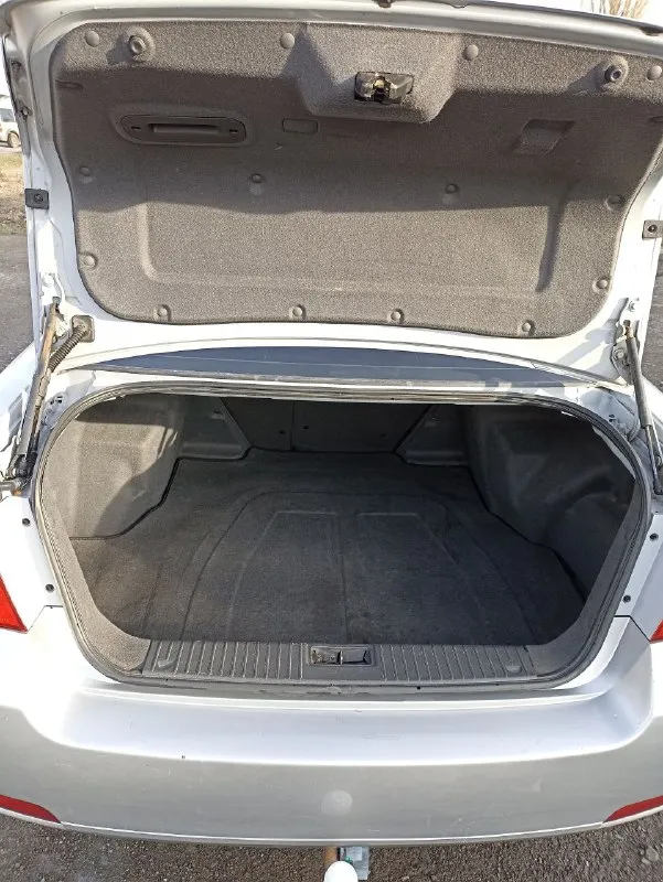 Продаю chevrolet эпика 2007 г в двигатель бензин 2.0 пробег 145к. владею машиной 9 лет машина в хорошем техническом состоянии. кондиционер работает печка греет мотор и коробка работает ровно без нареканий. коробка механика переключается как положено не хрустит не трещит. поменял передние стойки пружины зад и перед тормозные диски вокруг. также масло в моторе и чуть раньше в коробке. замена ремня сцепления и запчастей по ходовке. машина своя следил и ремонтировал вовремя для себя. стекла все родные также вся в родном окрасе. естественные следы эксплуатации имеются. машина бодрая комфортная сел и поехал. на вопросы отвечу +79494097283 +79185944958 телеграмм цена 550 небольшой торг у капота. осмотр снежное 📞 звоните: +7(949)4097283 - фотография - 7