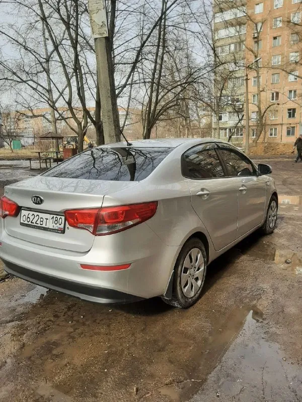 Продам автомобиль в отличном состоянии kia rio 2016 г. , 1,6 автомат, 123 л. с., пробег 170000, я второй хозяин, в моих руках 1,5 года. кондиционер, подогрев руля, передних сидений и зоны дворников, сигнализация с обратной связью, андроид, камера заднего вида, чехлы эко кожа в отличном состоянии, свет led, доводчики передних стекол, комплект летней резины на легкосплавных дисках. город донецк цена 1280000 тел. +79494208136 - фотография - 3