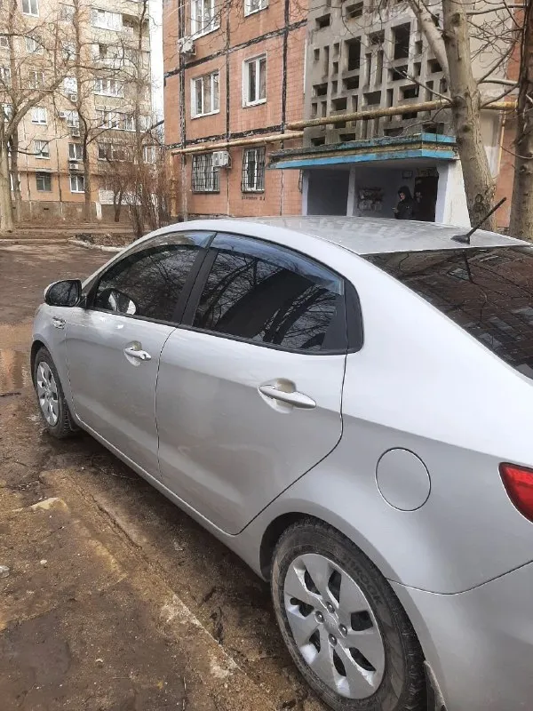 Продам автомобиль в отличном состоянии kia rio 2016 г. , 1,6 автомат, 123 л. с., пробег 170000, я второй хозяин, в моих руках 1,5 года. кондиционер, подогрев руля, передних сидений и зоны дворников, сигнализация с обратной связью, андроид, камера заднего вида, чехлы эко кожа в отличном состоянии, свет led, доводчики передних стекол, комплект летней резины на легкосплавных дисках. город донецк цена 1280000 тел. +79494208136 - фотография - 4