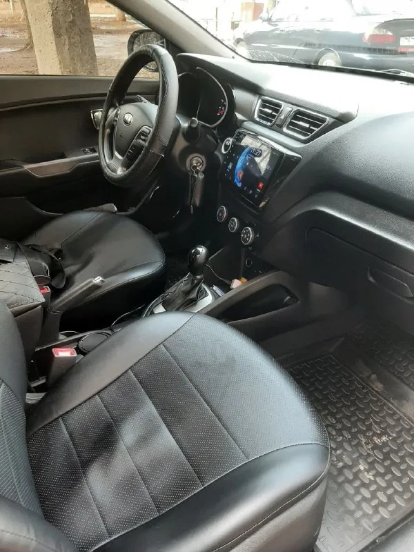 Продам автомобиль в отличном состоянии kia rio 2016 г. , 1,6 автомат, 123 л. с., пробег 170000, я второй хозяин, в моих руках 1,5 года. кондиционер, подогрев руля, передних сидений и зоны дворников, сигнализация с обратной связью, андроид, камера заднего вида, чехлы эко кожа в отличном состоянии, свет led, доводчики передних стекол, комплект летней резины на легкосплавных дисках. город донецк цена 1280000 тел. +79494208136 - фотография - 5