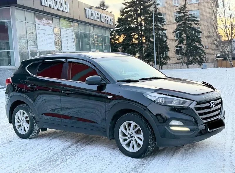 Hyundai tucson 2018г бензин 2.0 автомат автомобиль весь в заводском окрасе! один собственник из самого автосалона! очень комфортный автомобиль! есть все для комфортного вождения! подогрев сидений передних и задних, подогрев руля, камера заднего вида, монитор андроид, парктроник, мульти руль, круиз-контроль, климат-контроль, авто свет, датчик дождя, и многое другое…. есть диагностическая карта в мрэо переоформление помогу!!! юридически автомобиль чист!!! цена 1,865₽ срочно все вопросы по тел+79494681080 - фотография - 1