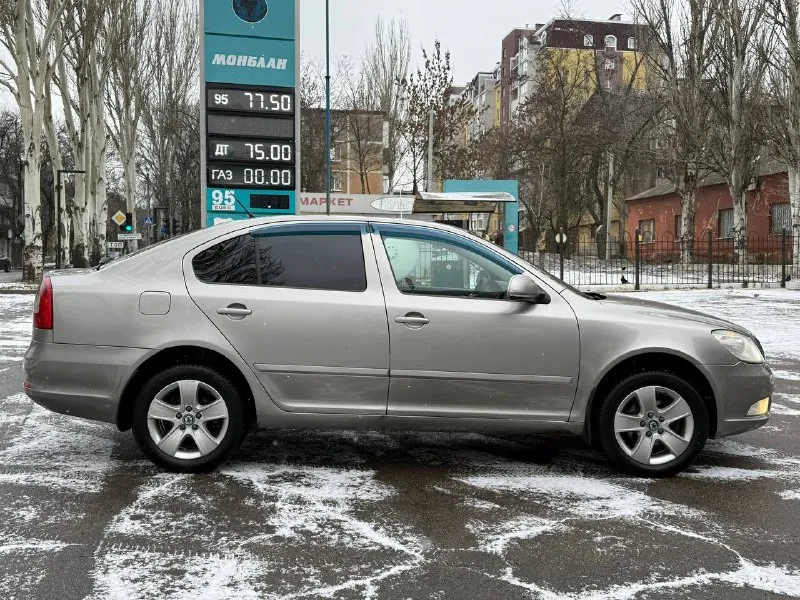 Продам skoda octavia a5 1.6 mpi год выпуска 2010. состояние идеальное. сервисные книги. 3 владельца вложений не требует! коробка без нареканий! все обслужено! любое оформление! электроника вся рабочая! кондер в том числе. салон не затертый 4 стекла подъемника хорошая акустика. диски r16 авто полностью обслужена. стекла все родные цена 765-000₽ +7-949-794-46-27 звоните в любое время 📲 tg: евгений 📞 звоните: +7(949)7944627 - фотография - 3