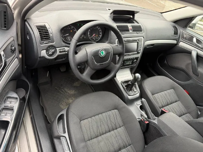 Продам skoda octavia a5 1.6 mpi год выпуска 2010. состояние идеальное. сервисные книги. 3 владельца вложений не требует! коробка без нареканий! все обслужено! любое оформление! электроника вся рабочая! кондер в том числе. салон не затертый 4 стекла подъемника хорошая акустика. диски r16 авто полностью обслужена. стекла все родные цена 765-000₽ +7-949-794-46-27 звоните в любое время 📲 tg: евгений 📞 звоните: +7(949)7944627 - фотография - 7