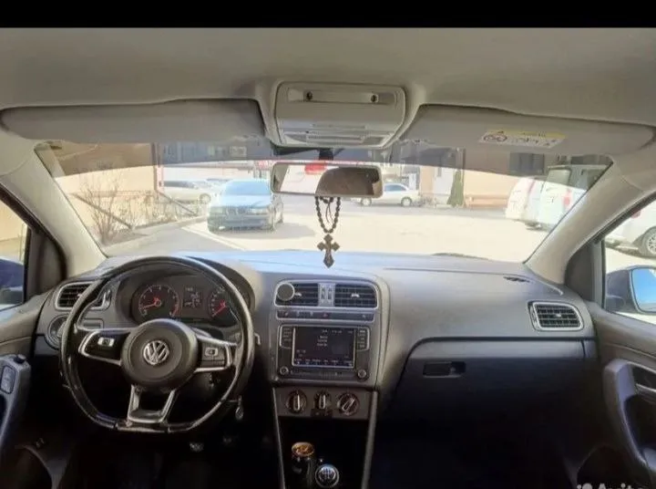 Продажа в днр 📍 продам vw polo 2019 года, выехала из салона в 2020году авто в отличном состоянии в максимальной комплектации двс 1.6 (110л. с) мкпп оригинальный пробег 152000км кузов весь в заводском окрасе, есть подскрас на одной двери. ✅светодиодная оптика ✅кондиционер полностью заправлен ✅круиз-контроль ✅мультируль, управление кнопками ✅мультимедиа с большим экраном (функции блютуз, аux и тд) ✅ камера заднего вида ✅подогрев сидений, боковых зеркал ✅электрозеркала ✅литые диски r16 2 ключа в такси, каршеринге авто не участвовал территориально донецк, буденновский район на любые вопросы отвечу в тел режиме +79934516800 - фотография - 9