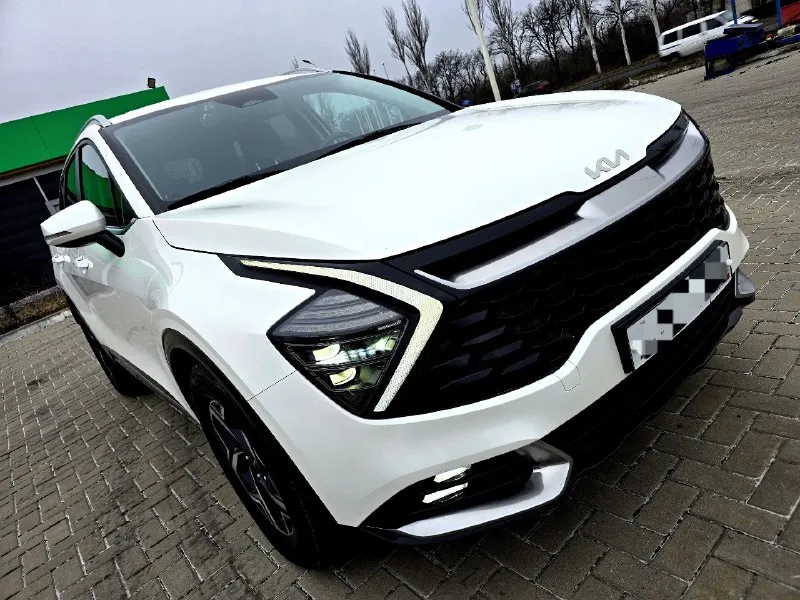 Кia sportage 2021 год мотор турбированный 180 л. с. пробег оригинальный 39 т. км чистая корея, не китай, не казахстан. богатая комплектация: кожаный салон, сиденья с электоригулировкой, подогревом и вентиляцией, приборная панель жк, система аvto stop, avto hold, подогрев руля, четыре режима вождения, без ключевой доступ, заводской автозапуск, автоматический дальний свет, бесконтактная зарядка, камера заднего вида, датчики приближения, удержание в полосе, помощь при спуске, видеорегистратор в две стороны и многое другое. автомобиль в состоянии нового, двигатель очень приемистый и экономичный, любые проверки приветствуются, переоформление в мрэо обязательно. находится в горловке. цена 3, 250 млн. рублей. тел. +7(949) 331 69 79 связь очень плохая, телеграм на этом номере, maks 📞 🇷🇺 звоните: +79493316979 - фотография - 1
