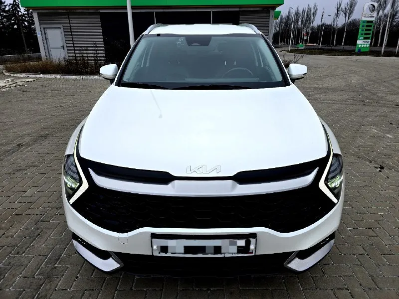 Кia sportage 2021 год мотор турбированный 180 л. с. пробег оригинальный 39 т. км чистая корея, не китай, не казахстан. богатая комплектация: кожаный салон, сиденья с электоригулировкой, подогревом и вентиляцией, приборная панель жк, система аvto stop, avto hold, подогрев руля, четыре режима вождения, без ключевой доступ, заводской автозапуск, автоматический дальний свет, бесконтактная зарядка, камера заднего вида, датчики приближения, удержание в полосе, помощь при спуске, видеорегистратор в две стороны и многое другое. автомобиль в состоянии нового, двигатель очень приемистый и экономичный, любые проверки приветствуются, переоформление в мрэо обязательно. находится в горловке. цена 3, 250 млн. рублей. тел. +7(949) 331 69 79 связь очень плохая, телеграм на этом номере, maks 📞 🇷🇺 звоните: +79493316979 - фотография - 2
