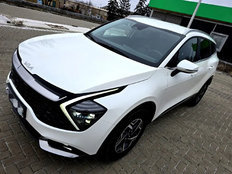 Кia sportage 2021 год мотор турбированный 180 л. с. пробег оригинальный 39 т. км чистая корея, не китай, не казахстан. богатая комплектация: кожаный салон, сиденья с электоригулировкой, подогревом и вентиляцией, приборная панель жк, система аvto stop, avto hold, подогрев руля, четыре режима вождения, без ключевой доступ, заводской автозапуск, автоматический дальний свет, бесконтактная зарядка, камера заднего вида, датчики приближения, удержание в полосе, помощь при спуске, видеорегистратор в две стороны и многое другое. автомобиль в состоянии нового, двигатель очень приемистый и экономичный, любые проверки приветствуются, переоформление в мрэо обязательно. находится в горловке. цена 3, 250 млн. рублей. тел. +7(949) 331 69 79 связь очень плохая, телеграм на этом номере, maks 📞 🇷🇺 звоните: +79493316979 - фотография - 3