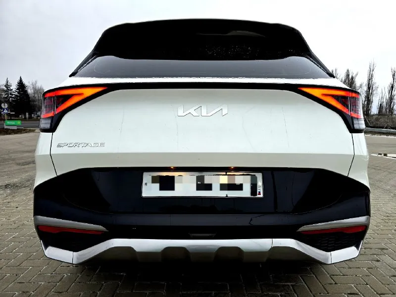 Кia sportage 2021 год мотор турбированный 180 л. с. пробег оригинальный 39 т. км чистая корея, не китай, не казахстан. богатая комплектация: кожаный салон, сиденья с электоригулировкой, подогревом и вентиляцией, приборная панель жк, система аvto stop, avto hold, подогрев руля, четыре режима вождения, без ключевой доступ, заводской автозапуск, автоматический дальний свет, бесконтактная зарядка, камера заднего вида, датчики приближения, удержание в полосе, помощь при спуске, видеорегистратор в две стороны и многое другое. автомобиль в состоянии нового, двигатель очень приемистый и экономичный, любые проверки приветствуются, переоформление в мрэо обязательно. находится в горловке. цена 3, 250 млн. рублей. тел. +7(949) 331 69 79 связь очень плохая, телеграм на этом номере, maks 📞 🇷🇺 звоните: +79493316979 - фотография - 5