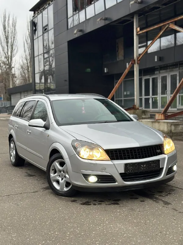 Продам семейный универсал opel astra h caravan, 2006 года выпуска с мотором 1.6 twinport бензин, пробег 223000 км, один владелец, машина пригнана из германии в 2019 году. остекление все оригинальное. по кузову гнили и ржавчины нет. родной окрас, дтп некогда не было! 👑👑👑👑👑👑👑👑 - фотография - 2