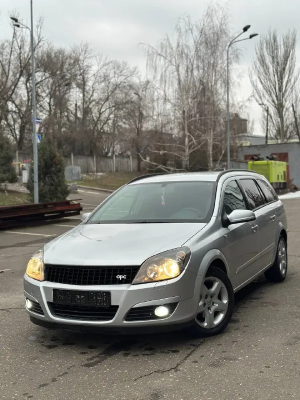 Продам семейный универсал opel astra h caravan, 2006 года выпуска с мотором 1.6 twinport бензин, пробег 223000 км, один владелец, машина пригнана из германии в 2019 году. остекление все оригинальное. по кузову гнили и ржавчины нет. родной окрас, дтп некогда не было! 👑👑👑👑👑👑👑👑 - фотография - 3