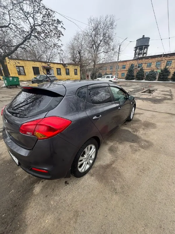 Продается kia сид. На классическом автомате. , двигатель 1.6 машина 2013 года. 2 хоз. С пробегом 199 т. Км. Машина находится в отличном состояние, по ходовой части нареканий нет. Коробка переключает отлично. Машина в пред максимальной комплектации. Раздельный двух зонный климат контроль. Подогрев руля. Подогрев передних сидений. 4 - стекло подъемника.
Полный электро пакет. За машину не стыдно,
Цена за данный авто 1250. Торг у капота +7 949 091 73 86
+7 951 530 93 38

📞 Звоните: +7(949)0917386 - фотография - 4