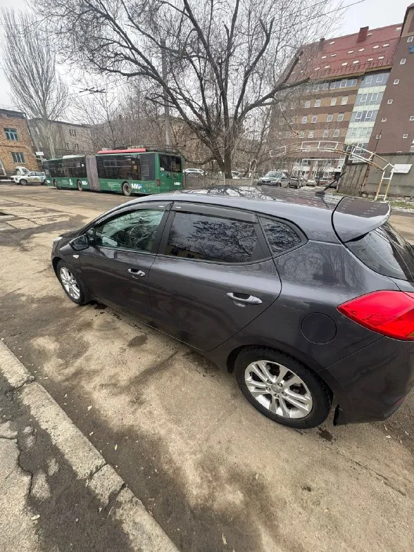 Продается kia сид. На классическом автомате. , двигатель 1.6 машина 2013 года. 2 хоз. С пробегом 199 т. Км. Машина находится в отличном состояние, по ходовой части нареканий нет. Коробка переключает отлично. Машина в пред максимальной комплектации. Раздельный двух зонный климат контроль. Подогрев руля. Подогрев передних сидений. 4 - стекло подъемника.
Полный электро пакет. За машину не стыдно,
Цена за данный авто 1250. Торг у капота +7 949 091 73 86
+7 951 530 93 38

📞 Звоните: +7(949)0917386 - фотография - 5
