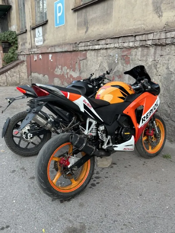 Продам 🔥 реплика honda cbr 250 2014 💣 zonshen 150 cm 🚀 пластик 2025 года от хонды. фара хонда приборная панель хонда ! резина зад pirelli перед mishelin 🏍 сидушки заменил в конце сезона ! высокий и большой 🔥 все работает светится ⚡ по документам ровно цена - 115 тыс руб ( разумный торг ! ) +79591377195 алчевск 📞 звоните: +7(959)1377195 - фотография - 4