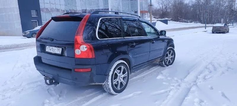Volvo xc90 ( 2005 год) 2.5 бензин, пробег 340000 миль. качественный, добротный и вместительный автомобиль с высоким уровнем безопасности. свежий не прокуренный салон. мультимедиа андроид, с камерой заднего вида. парктроник, авс, противозаносная, противобуксовочная. , система курсовой устойчивости, полный привод, всё обслужено и работает в штатном режиме. климат контроль, подогрев сидений, зеркал, стекла. люк. за машиной ухаживал, средств не жалел. коробка, ходовка, мотор в хорошем состоянии. кузов видно на фото, лакокрасочное покрытие заводское. автомобиль не новый, не идеальный, однако вполне достойный на свои деньги. цена 900.000. есть торг, только реальному покупателю, при осмотре. два ключа, три комплекта резины, из них два на оригинальных дисках. собственник. каждый день на ходу. документы в порядке - полный комплект. переоформление. телефон для связи : +79494710456 осмотр в любое время. донецк, ленинский проспект - ждановская развилка. 📞 звоните: +7(949)4710456 - фотография - 2