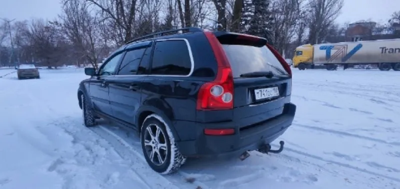 Volvo xc90 ( 2005 год) 2.5 бензин, пробег 340000 миль. качественный, добротный и вместительный автомобиль с высоким уровнем безопасности. свежий не прокуренный салон. мультимедиа андроид, с камерой заднего вида. парктроник, авс, противозаносная, противобуксовочная. , система курсовой устойчивости, полный привод, всё обслужено и работает в штатном режиме. климат контроль, подогрев сидений, зеркал, стекла. люк. за машиной ухаживал, средств не жалел. коробка, ходовка, мотор в хорошем состоянии. кузов видно на фото, лакокрасочное покрытие заводское. автомобиль не новый, не идеальный, однако вполне достойный на свои деньги. цена 900.000. есть торг, только реальному покупателю, при осмотре. два ключа, три комплекта резины, из них два на оригинальных дисках. собственник. каждый день на ходу. документы в порядке - полный комплект. переоформление. телефон для связи : +79494710456 осмотр в любое время. донецк, ленинский проспект - ждановская развилка. 📞 звоните: +7(949)4710456 - фотография - 3