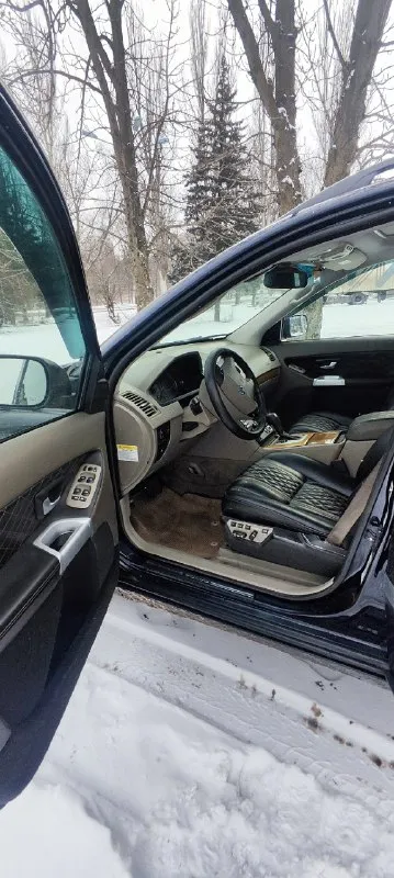 Volvo xc90 ( 2005 год) 2.5 бензин, пробег 340000 миль. качественный, добротный и вместительный автомобиль с высоким уровнем безопасности. свежий не прокуренный салон. мультимедиа андроид, с камерой заднего вида. парктроник, авс, противозаносная, противобуксовочная. , система курсовой устойчивости, полный привод, всё обслужено и работает в штатном режиме. климат контроль, подогрев сидений, зеркал, стекла. люк. за машиной ухаживал, средств не жалел. коробка, ходовка, мотор в хорошем состоянии. кузов видно на фото, лакокрасочное покрытие заводское. автомобиль не новый, не идеальный, однако вполне достойный на свои деньги. цена 900.000. есть торг, только реальному покупателю, при осмотре. два ключа, три комплекта резины, из них два на оригинальных дисках. собственник. каждый день на ходу. документы в порядке - полный комплект. переоформление. телефон для связи : +79494710456 осмотр в любое время. донецк, ленинский проспект - ждановская развилка. 📞 звоните: +7(949)4710456 - фотография - 7