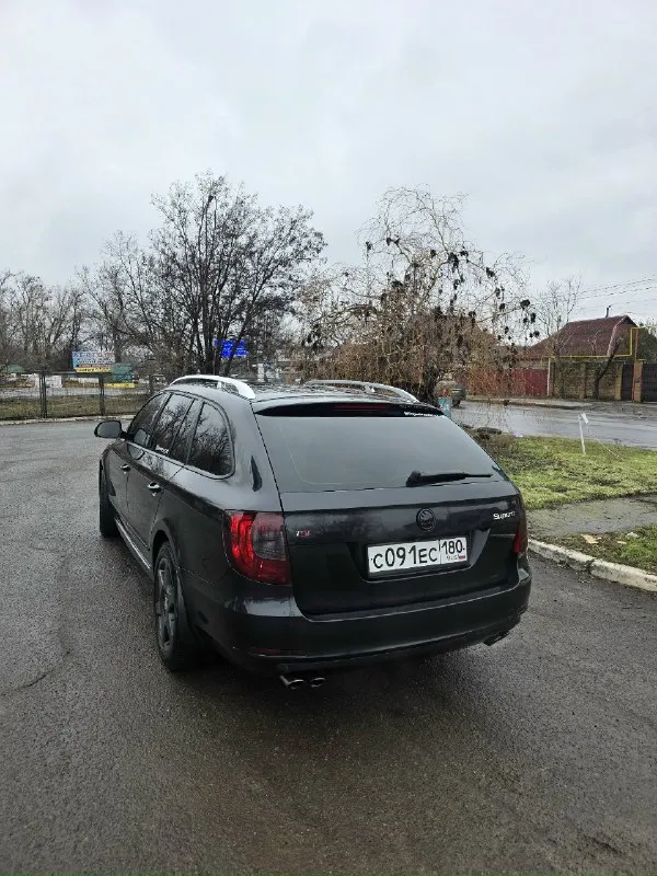 Продам skoda superb ( skoda суперб) 2011г пробег 166000 2.0л цена 1.550к я собственник, 3-й хозяин автомобиль в отличном состоянии сделано все, делал для себя. ходовая часть вся в идеале, пересыпалась вся ходовка вплоть до каждого рычага, ничего не стучит и не бьёт, руль не ведёт. тормозная система новая: колодки и диски заменены в круг 4к назад, ставил зимемрман. двигатель без нареканий, масло не ест, не дымит, тянет отлично, масло менял каждые 5к км. акпп dsg dq250 мокрая 6-ти ступка пинков нет, рывков тоже, работает отлично. комплектация жирная: люк, панарама, красивейший бежевый салон, музыка премиум, магнитола тиайс. оптика стоит новая светит отлично. лобовое новое. по кузову рыжиков нет, я проводил обработку перед зимой : дно, пороги, арки, кобылки все обработано антикоррозией, дырок нет, ржавчины нет. впридачу отдаю летнюю резину. автомобилем занимался, вложено много сил денег и времени кому нужна машина что бы ей не заниматься и не влаживаться, подходящий вариант 📞 звоните: +7(949)6375028 - фотография - 2