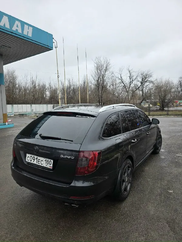 Продам skoda superb ( skoda суперб) 2011г пробег 166000 2.0л цена 1.550к я собственник, 3-й хозяин автомобиль в отличном состоянии сделано все, делал для себя. ходовая часть вся в идеале, пересыпалась вся ходовка вплоть до каждого рычага, ничего не стучит и не бьёт, руль не ведёт. тормозная система новая: колодки и диски заменены в круг 4к назад, ставил зимемрман. двигатель без нареканий, масло не ест, не дымит, тянет отлично, масло менял каждые 5к км. акпп dsg dq250 мокрая 6-ти ступка пинков нет, рывков тоже, работает отлично. комплектация жирная: люк, панарама, красивейший бежевый салон, музыка премиум, магнитола тиайс. оптика стоит новая светит отлично. лобовое новое. по кузову рыжиков нет, я проводил обработку перед зимой : дно, пороги, арки, кобылки все обработано антикоррозией, дырок нет, ржавчины нет. впридачу отдаю летнюю резину. автомобилем занимался, вложено много сил денег и времени кому нужна машина что бы ей не заниматься и не влаживаться, подходящий вариант 📞 звоните: +7(949)6375028 - фотография - 4