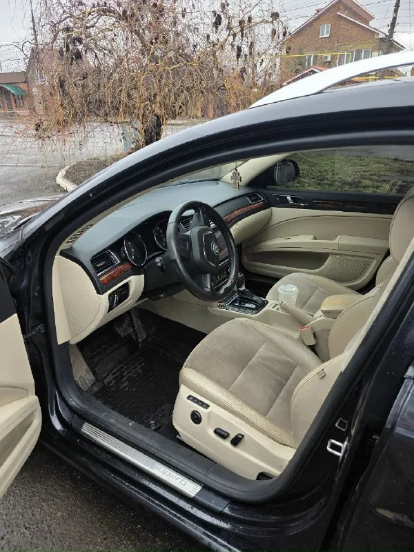 Продам skoda superb ( skoda суперб) 2011г пробег 166000 2.0л цена 1.550к я собственник, 3-й хозяин автомобиль в отличном состоянии сделано все, делал для себя. ходовая часть вся в идеале, пересыпалась вся ходовка вплоть до каждого рычага, ничего не стучит и не бьёт, руль не ведёт. тормозная система новая: колодки и диски заменены в круг 4к назад, ставил зимемрман. двигатель без нареканий, масло не ест, не дымит, тянет отлично, масло менял каждые 5к км. акпп dsg dq250 мокрая 6-ти ступка пинков нет, рывков тоже, работает отлично. комплектация жирная: люк, панарама, красивейший бежевый салон, музыка премиум, магнитола тиайс. оптика стоит новая светит отлично. лобовое новое. по кузову рыжиков нет, я проводил обработку перед зимой : дно, пороги, арки, кобылки все обработано антикоррозией, дырок нет, ржавчины нет. впридачу отдаю летнюю резину. автомобилем занимался, вложено много сил денег и времени кому нужна машина что бы ей не заниматься и не влаживаться, подходящий вариант 📞 звоните: +7(949)6375028 - фотография - 7
