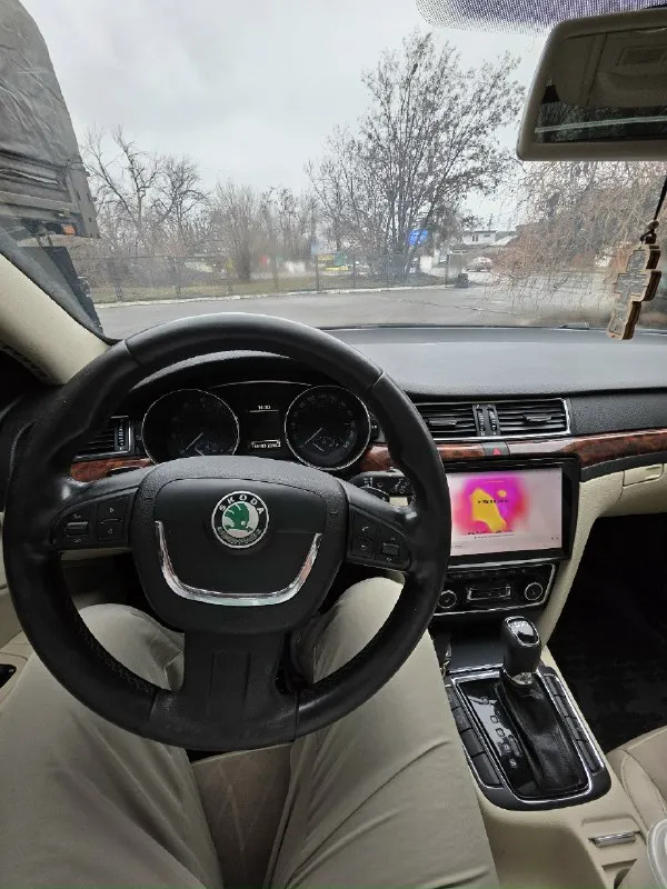 Продам skoda superb ( skoda суперб) 2011г пробег 166000 2.0л цена 1.550к я собственник, 3-й хозяин автомобиль в отличном состоянии сделано все, делал для себя. ходовая часть вся в идеале, пересыпалась вся ходовка вплоть до каждого рычага, ничего не стучит и не бьёт, руль не ведёт. тормозная система новая: колодки и диски заменены в круг 4к назад, ставил зимемрман. двигатель без нареканий, масло не ест, не дымит, тянет отлично, масло менял каждые 5к км. акпп dsg dq250 мокрая 6-ти ступка пинков нет, рывков тоже, работает отлично. комплектация жирная: люк, панарама, красивейший бежевый салон, музыка премиум, магнитола тиайс. оптика стоит новая светит отлично. лобовое новое. по кузову рыжиков нет, я проводил обработку перед зимой : дно, пороги, арки, кобылки все обработано антикоррозией, дырок нет, ржавчины нет. впридачу отдаю летнюю резину. автомобилем занимался, вложено много сил денег и времени кому нужна машина что бы ей не заниматься и не влаживаться, подходящий вариант 📞 звоните: +7(949)6375028 - фотография - 9