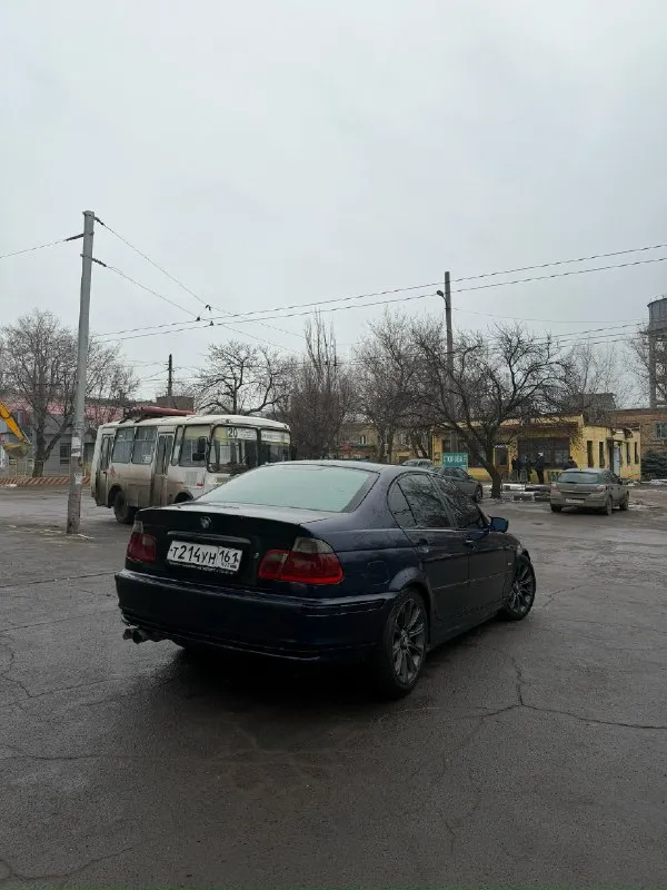 Продам bmw e46 на полном ходу мотор 1.9л обслужен не троит не дымит тянет отлично. коробка автомат работает без нареканий. по ходовой всё отлично. салон в отличном состоянии. электрика вся рабочая, печка дует, кондёр работает. по кузову есть моменты не критичные на фото видно все силовые части целые. также установлено литьё r17 на зимней резине, стоит неплохая музыка, тонер в круг. по документам полный порядок, по желанию предоставлю диагностическую карту. цену вижу 475.000₽ быстрым и адекватным торг) город донецк +79494017077 (тг +380714017077) 📞 звоните: +7(949)4017077 - фотография - 3