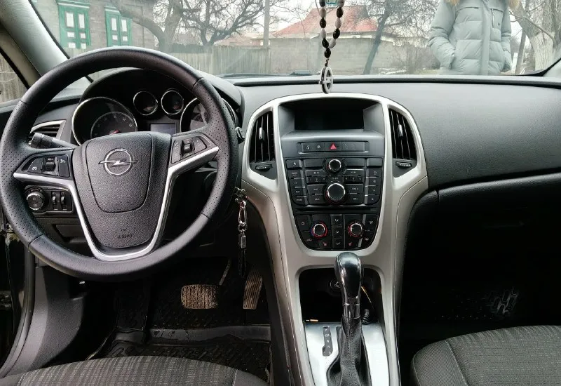 Продается opel astra j 2012 года объем двигателя 1.6 коробка - автомат! пробег- 203.400 км. цена - 750 000 р. машина для своих лет в хорошем состоянии, машина резвая, не троит, не дымит. все подробности по телефону +7949 390 92 82. 📞 звоните: +7(949)3909282 - фотография - 1