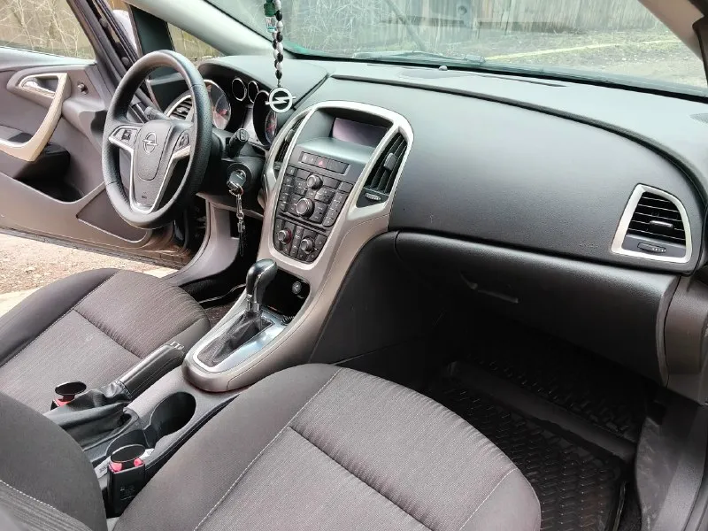 Продается opel astra j 2012 года объем двигателя 1.6 коробка - автомат! пробег- 203.400 км. цена - 750 000 р. машина для своих лет в хорошем состоянии, машина резвая, не троит, не дымит. все подробности по телефону +7949 390 92 82. 📞 звоните: +7(949)3909282 - фотография - 3