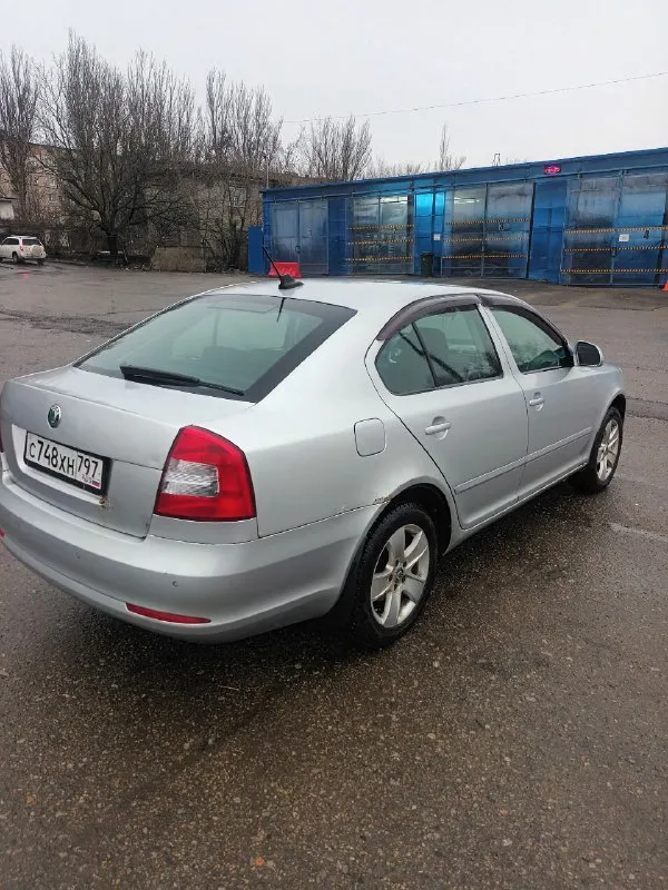 Продам цена 690 тысяч торг шкода октавия год 2012 пробег 320 мотор 1.8 т 1. владелец за все историю последняя фиксация пробега 90 тысяч по документам все чисто готов присутствовать в мрео коробка автомат айсин салон в хорошем состоянии электрика вся работает комплектация двух зонный климат обогрев передних сидений обогрев задних сидений эл зеркала складываются обогрев зеркал мульти руль парктроники адаптивный свет туманки по технической части все хорошо мотор не дымит не троит масло не кушает коробка 6ст переключает как положенно ходовая в порядке не гнилая но нужно заниматься лкп осмотр город донеце +79498915814 - фотография - 2