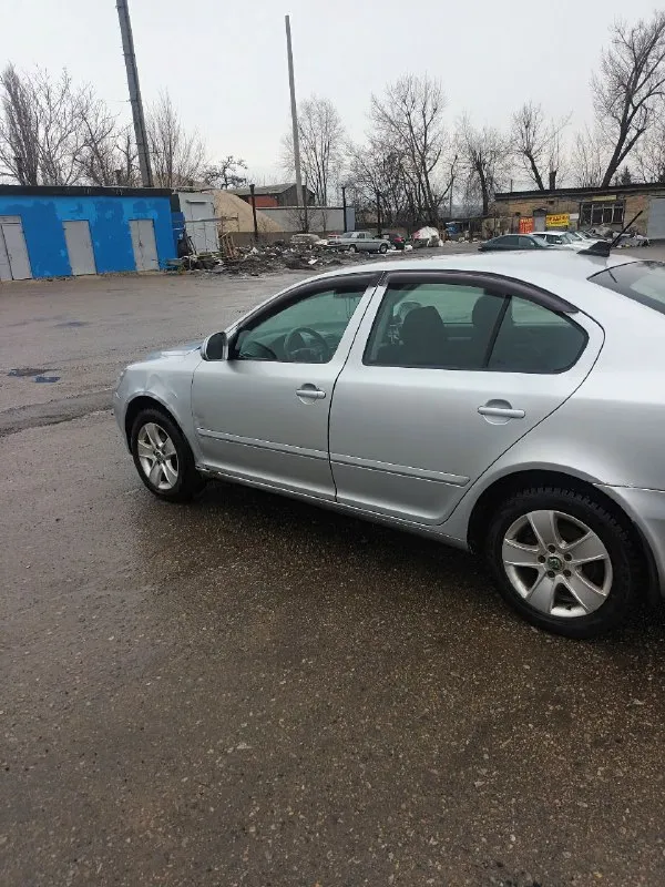 Продам цена 690 тысяч торг шкода октавия год 2012 пробег 320 мотор 1.8 т 1. владелец за все историю последняя фиксация пробега 90 тысяч по документам все чисто готов присутствовать в мрео коробка автомат айсин салон в хорошем состоянии электрика вся работает комплектация двух зонный климат обогрев передних сидений обогрев задних сидений эл зеркала складываются обогрев зеркал мульти руль парктроники адаптивный свет туманки по технической части все хорошо мотор не дымит не троит масло не кушает коробка 6ст переключает как положенно ходовая в порядке не гнилая но нужно заниматься лкп осмотр город донеце +79498915814 - фотография - 3