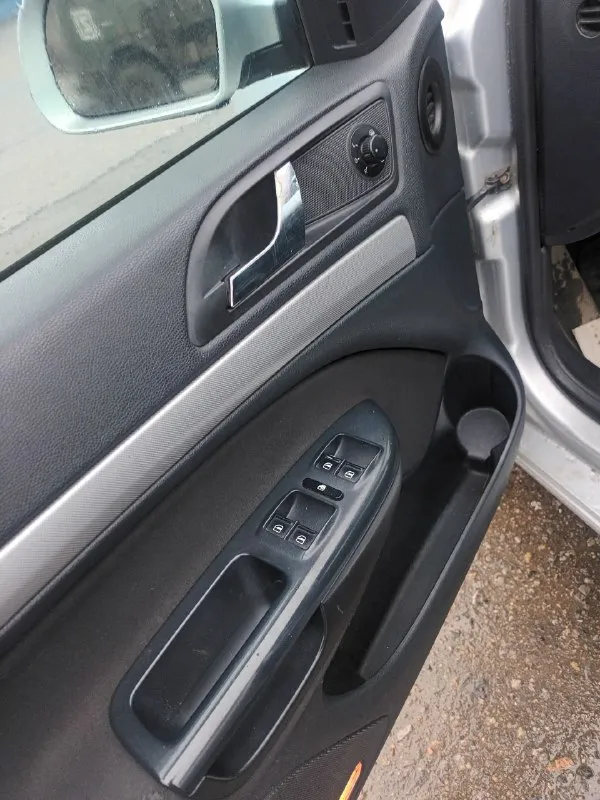 Продам цена 690 тысяч торг шкода октавия год 2012 пробег 320 мотор 1.8 т 1. владелец за все историю последняя фиксация пробега 90 тысяч по документам все чисто готов присутствовать в мрео коробка автомат айсин салон в хорошем состоянии электрика вся работает комплектация двух зонный климат обогрев передних сидений обогрев задних сидений эл зеркала складываются обогрев зеркал мульти руль парктроники адаптивный свет туманки по технической части все хорошо мотор не дымит не троит масло не кушает коробка 6ст переключает как положенно ходовая в порядке не гнилая но нужно заниматься лкп осмотр город донеце +79498915814 - фотография - 4