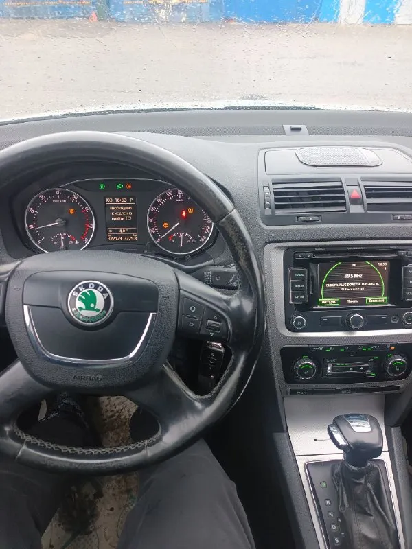 Продам цена 690 тысяч торг шкода октавия год 2012 пробег 320 мотор 1.8 т 1. владелец за все историю последняя фиксация пробега 90 тысяч по документам все чисто готов присутствовать в мрео коробка автомат айсин салон в хорошем состоянии электрика вся работает комплектация двух зонный климат обогрев передних сидений обогрев задних сидений эл зеркала складываются обогрев зеркал мульти руль парктроники адаптивный свет туманки по технической части все хорошо мотор не дымит не троит масло не кушает коробка 6ст переключает как положенно ходовая в порядке не гнилая но нужно заниматься лкп осмотр город донеце +79498915814 - фотография - 6