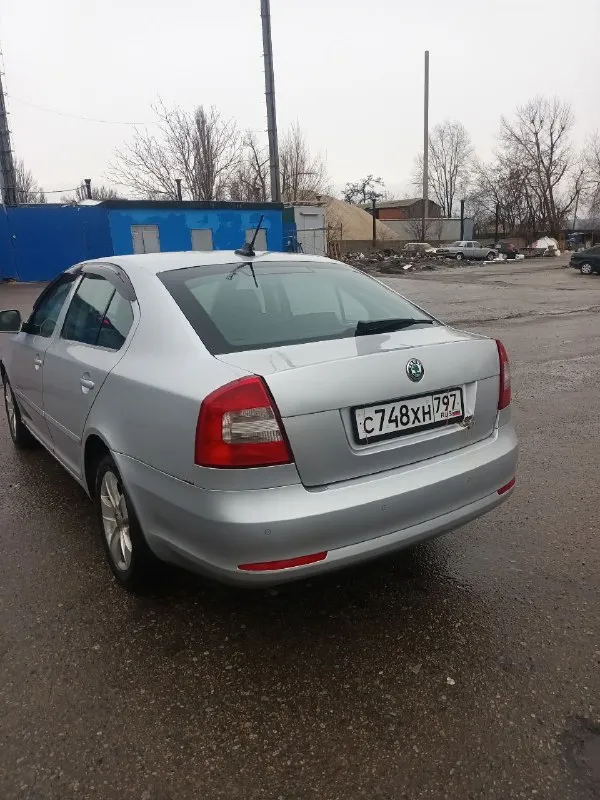 Продам цена 690 тысяч торг шкода октавия год 2012 пробег 320 мотор 1.8 т 1. владелец за все историю последняя фиксация пробега 90 тысяч по документам все чисто готов присутствовать в мрео коробка автомат айсин салон в хорошем состоянии электрика вся работает комплектация двух зонный климат обогрев передних сидений обогрев задних сидений эл зеркала складываются обогрев зеркал мульти руль парктроники адаптивный свет туманки по технической части все хорошо мотор не дымит не троит масло не кушает коробка 6ст переключает как положенно ходовая в порядке не гнилая но нужно заниматься лкп осмотр город донеце +79498915814 - фотография - 7