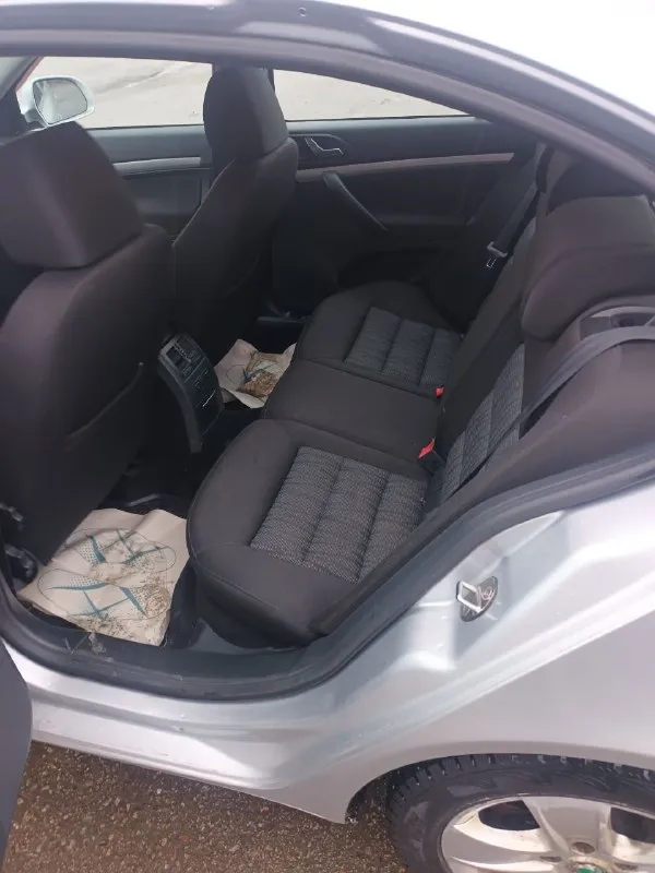 Продам цена 690 тысяч торг шкода октавия год 2012 пробег 320 мотор 1.8 т 1. владелец за все историю последняя фиксация пробега 90 тысяч по документам все чисто готов присутствовать в мрео коробка автомат айсин салон в хорошем состоянии электрика вся работает комплектация двух зонный климат обогрев передних сидений обогрев задних сидений эл зеркала складываются обогрев зеркал мульти руль парктроники адаптивный свет туманки по технической части все хорошо мотор не дымит не троит масло не кушает коробка 6ст переключает как положенно ходовая в порядке не гнилая но нужно заниматься лкп осмотр город донеце +79498915814 - фотография - 8