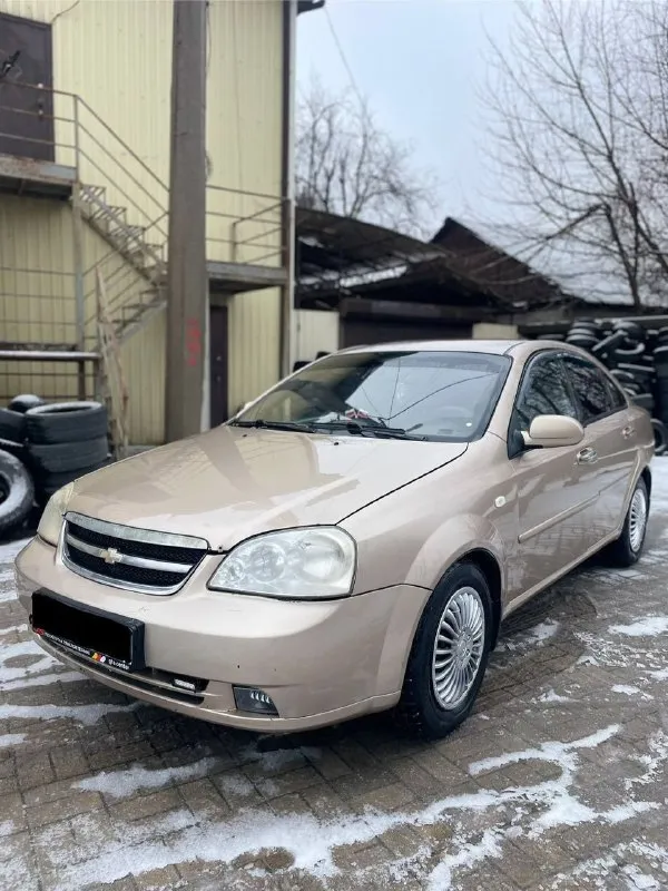 ⚡продам chevrolet lacetti 2007г. в 1.6 ⚡ ❗ цена 445.000тыс. руб (торг)❗ продам простой неприхотливый и надёжный автомобиль с лучшим 1.6(109л. с) мотором в линейке(не путайте с 1.4) достаточно динамичный и резвый, на механической коробке передач. автомобиль в хорошем состоянии, простой в ремонте, неприхотливый и надёжный при эксплуатации. приятный расход бензина 8л. /100км. никогда не подводил и не создавал проблем. за время эксплуатации не жалел средств и времени, обслуживал всегда вовремя. много чего поменял и сделал, автомобиль полностью обслужен. двигатель в отличном состоянии не дымит, масло не кушает, работает ровно, (масла, фильтра, жидкости, помпа, грм, ролики заменены 8тыс. км назад) коробка 5-ти ступка не выбивает, все передачи включаются нормально, дно в идеальном состоянии по порогам есть небольшие косяки не критично, на это будет торг. кузов без дтп, все стекла родные. цена 💰445тыс. руб торг осмотр:г. макеевка +79493630433 - фотография - 2