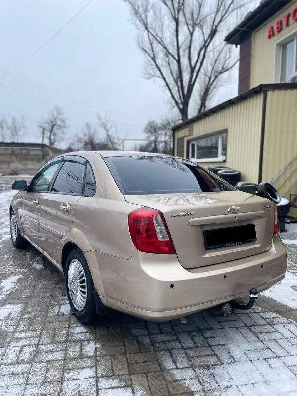 ⚡продам chevrolet lacetti 2007г. в 1.6 ⚡ ❗ цена 445.000тыс. руб (торг)❗ продам простой неприхотливый и надёжный автомобиль с лучшим 1.6(109л. с) мотором в линейке(не путайте с 1.4) достаточно динамичный и резвый, на механической коробке передач. автомобиль в хорошем состоянии, простой в ремонте, неприхотливый и надёжный при эксплуатации. приятный расход бензина 8л. /100км. никогда не подводил и не создавал проблем. за время эксплуатации не жалел средств и времени, обслуживал всегда вовремя. много чего поменял и сделал, автомобиль полностью обслужен. двигатель в отличном состоянии не дымит, масло не кушает, работает ровно, (масла, фильтра, жидкости, помпа, грм, ролики заменены 8тыс. км назад) коробка 5-ти ступка не выбивает, все передачи включаются нормально, дно в идеальном состоянии по порогам есть небольшие косяки не критично, на это будет торг. кузов без дтп, все стекла родные. цена 💰445тыс. руб торг осмотр:г. макеевка +79493630433 - фотография - 3