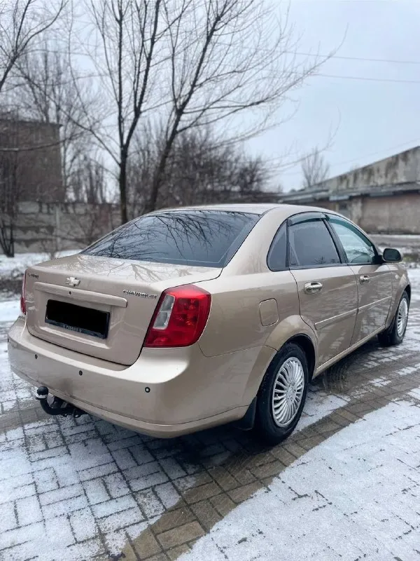 ⚡продам chevrolet lacetti 2007г. в 1.6 ⚡ ❗ цена 445.000тыс. руб (торг)❗ продам простой неприхотливый и надёжный автомобиль с лучшим 1.6(109л. с) мотором в линейке(не путайте с 1.4) достаточно динамичный и резвый, на механической коробке передач. автомобиль в хорошем состоянии, простой в ремонте, неприхотливый и надёжный при эксплуатации. приятный расход бензина 8л. /100км. никогда не подводил и не создавал проблем. за время эксплуатации не жалел средств и времени, обслуживал всегда вовремя. много чего поменял и сделал, автомобиль полностью обслужен. двигатель в отличном состоянии не дымит, масло не кушает, работает ровно, (масла, фильтра, жидкости, помпа, грм, ролики заменены 8тыс. км назад) коробка 5-ти ступка не выбивает, все передачи включаются нормально, дно в идеальном состоянии по порогам есть небольшие косяки не критично, на это будет торг. кузов без дтп, все стекла родные. цена 💰445тыс. руб торг осмотр:г. макеевка +79493630433 - фотография - 4