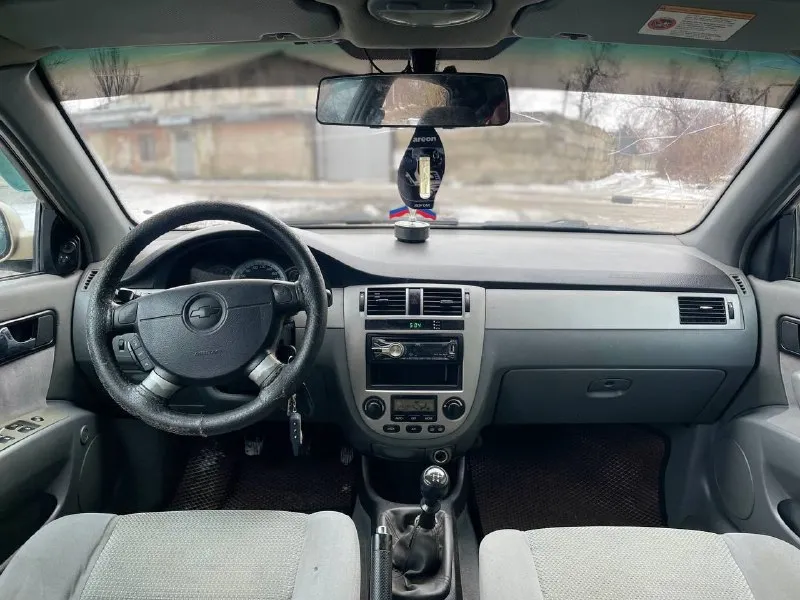 ⚡продам chevrolet lacetti 2007г. в 1.6 ⚡ ❗ цена 445.000тыс. руб (торг)❗ продам простой неприхотливый и надёжный автомобиль с лучшим 1.6(109л. с) мотором в линейке(не путайте с 1.4) достаточно динамичный и резвый, на механической коробке передач. автомобиль в хорошем состоянии, простой в ремонте, неприхотливый и надёжный при эксплуатации. приятный расход бензина 8л. /100км. никогда не подводил и не создавал проблем. за время эксплуатации не жалел средств и времени, обслуживал всегда вовремя. много чего поменял и сделал, автомобиль полностью обслужен. двигатель в отличном состоянии не дымит, масло не кушает, работает ровно, (масла, фильтра, жидкости, помпа, грм, ролики заменены 8тыс. км назад) коробка 5-ти ступка не выбивает, все передачи включаются нормально, дно в идеальном состоянии по порогам есть небольшие косяки не критично, на это будет торг. кузов без дтп, все стекла родные. цена 💰445тыс. руб торг осмотр:г. макеевка +79493630433 - фотография - 5